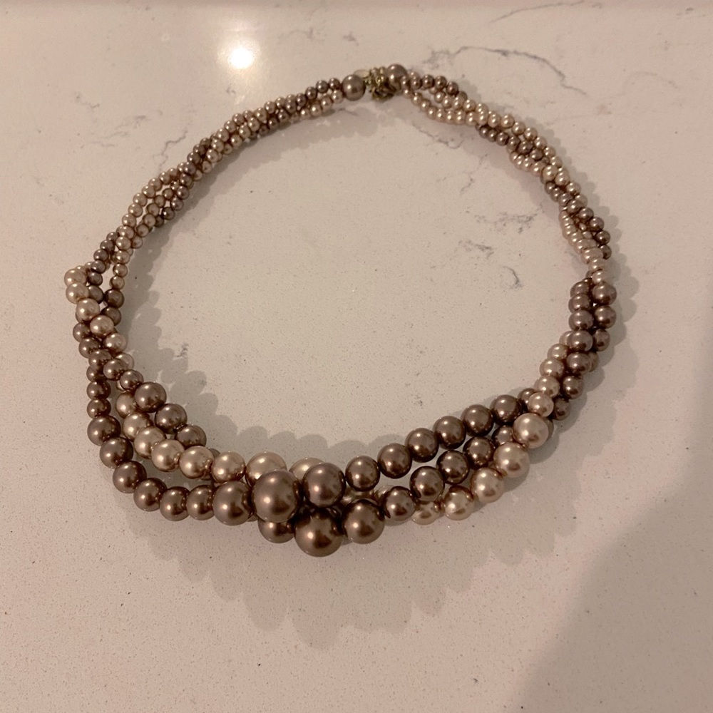 TWISTED PEARL CHOKER.